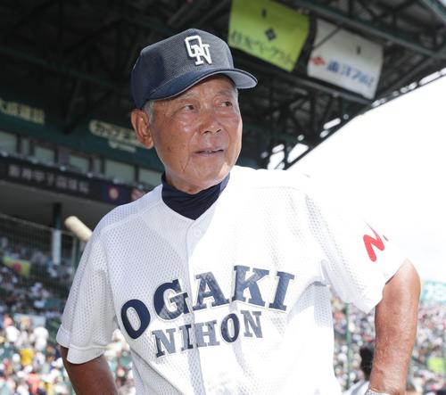2018年夏の甲子園、金足農に敗れ、悔しそうな表情でグラウンドを見つめる大垣日大・阪口監督