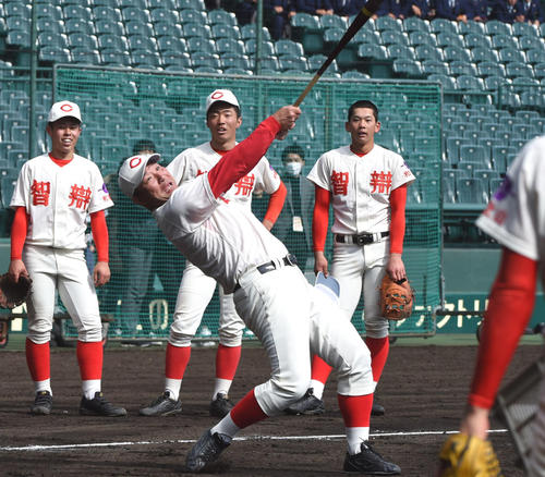 甲子園練習でノックをする智弁和歌山、中谷監督（撮影・奥田泰也）