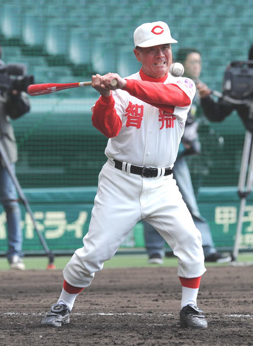 10年3月、甲子園練習でノックする智弁和歌山・高嶋監督