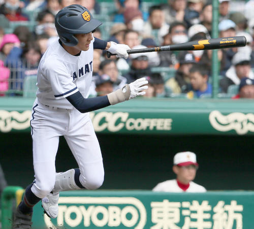 春日部共栄対高松商　3回裏高松商無死一、三塁、大塚慶汰は先制の右前適時打を放つ（撮影・上山淳一）