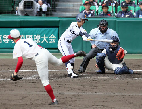 春日部共栄対高松商　5回裏高松商2死二、三塁、香川卓摩は右前に2点適時打を放つ。投手村田賢一（撮影・栗木一考）