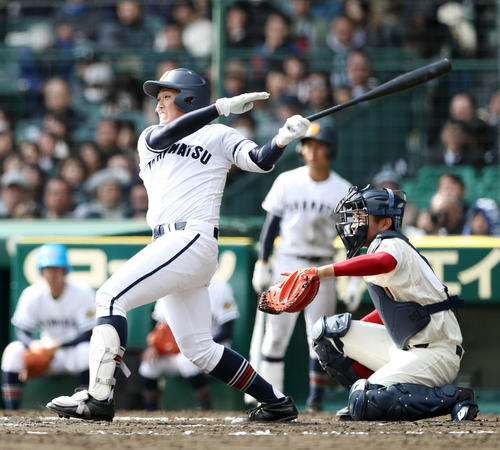 春日部共栄対高松商　7回裏高松商1死三塁、代打上田は中前適時打を放つ（撮影・前田充）