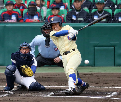 星稜対履正社　1回表星稜2死一、二塁、山瀬慎之助は先制左前適時打を放つ（撮影・栗木一考）