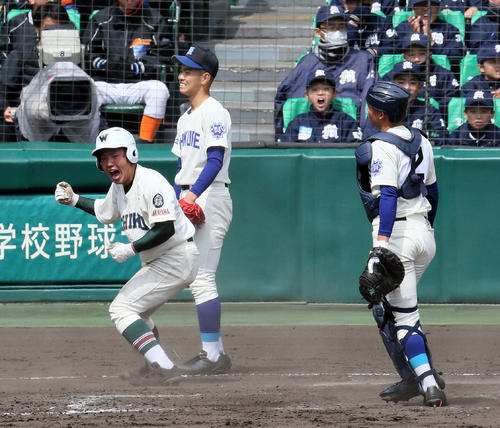 呉対市和歌山　11回裏市和歌山2死二塁、片上柊也の中前サヨナラ打で生還する山田佳吾。投手沼田仁、捕手秋山達紀（撮影・栗木一考）