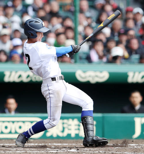 明豊対横浜 3回表明豊2死三塁、青地は三塁ゴロ内野安打を放ち逆転に成功(撮影・加藤哉)