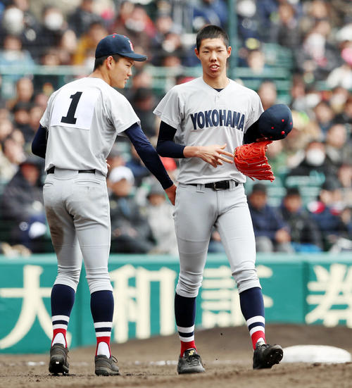明豊対横浜 3回表明豊2死一塁、及川(左)は打者成田を迎えたところで降板し、マウンドを松本(右)に譲る(撮影・加藤哉)