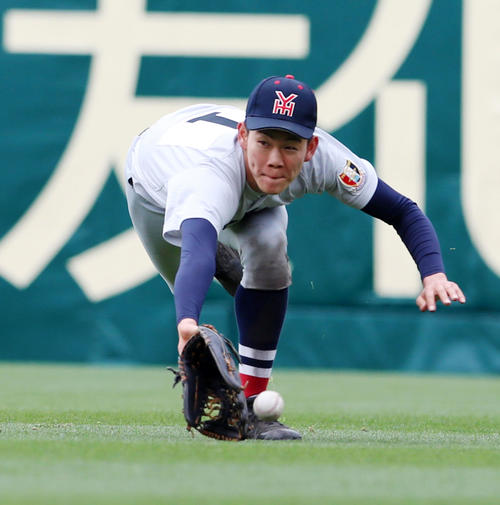 明豊対横浜 4回表明豊2死一、二塁、及川は藪田の打球に跳び込んだが捕球できず適時打となる(撮影・加藤哉)