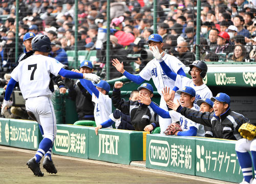 横浜対明豊 3回に同点に追い付き盛り上がる明豊ナイン、左は生還する布施心海(撮影・柴田隆二)