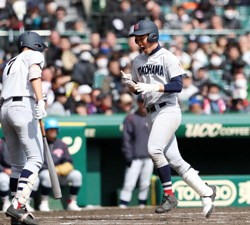 明豊対横浜 7回裏横浜無死、吉原は右越えソロ本塁打を放つ(撮影・加藤哉)