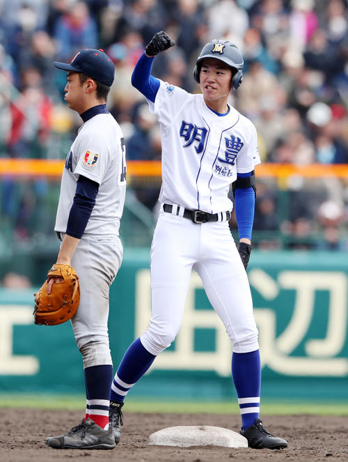 明豊対横浜 8回表明豊2死満塁、藪田は左越え適時二塁打を放ちベンチへガッツポーズを決める(撮影・加藤哉)