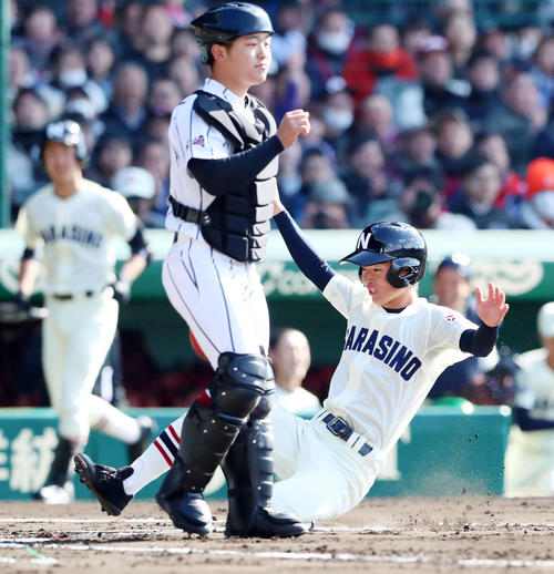 習志野対日章学園 1回表習志野1死二塁、三走竹縄は根本の右前適時打で生還する(撮影・加藤哉)