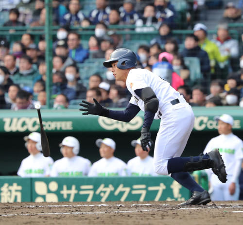 米子東対札幌大谷 3回裏札幌大谷2死二塁、石鳥は中越えに適時三塁打を放つ(撮影・黒河謙一)