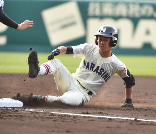 習志野対日章学園 1回表習志野1死二、三塁、高橋は左中間に三塁打を放つ(撮影・柴田隆二)