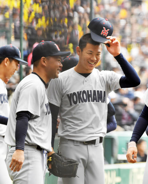 横浜対明豊 初回を抑え笑顔の横浜・及川(右)と平田監督(撮影・柴田隆二)