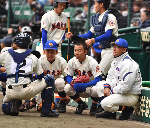 石岡一対盛岡大付 盛岡大付・関口監督(右端)(撮影・柴田隆二)