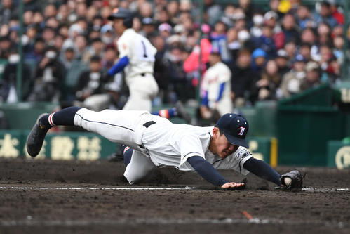 石岡一対盛岡大付 10回裏盛岡大付無死二塁、阿部秀俊のバントの打球に飛びついて好捕する石岡一:岩本大地(撮影・渦原淳)