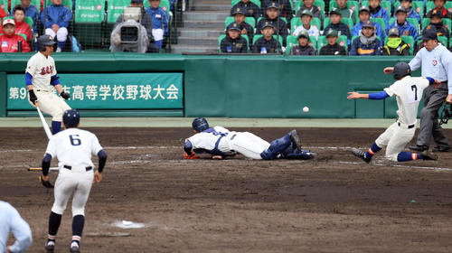 石岡一対盛岡大付 11回裏盛岡大付1死満塁、島上真綾の投ゴロを岩本大地が本塁へ悪送球する。捕手中山颯太は飛びつくも捕れずサヨナラ負けとなる(撮影・栗木一考)