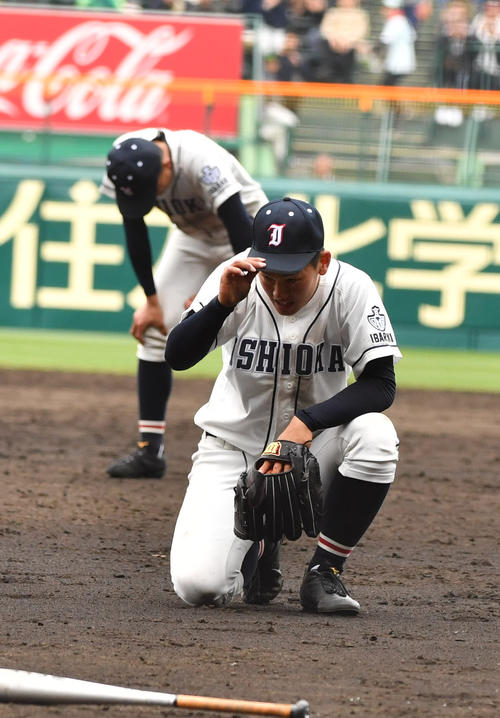 石岡一対盛岡大付 延長11回裏盛岡大付1死満塁、島上真綾の打球を岩本大地は本塁に悪送球しサヨナラ負けにがっくり(撮影・柴田隆二)