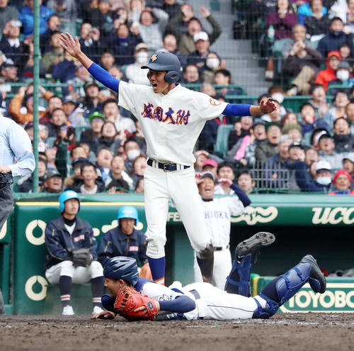 石岡一対盛岡大付 11回裏盛岡大付1死満塁、三走平賀は島上の投失でサヨナラのホームを踏む、左は捕手・中山(撮影・加藤哉)