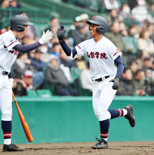札幌第一対山梨学院 1回裏山梨学院1死、菅野は右越えソロ本塁打を放つ(撮影・加藤哉)