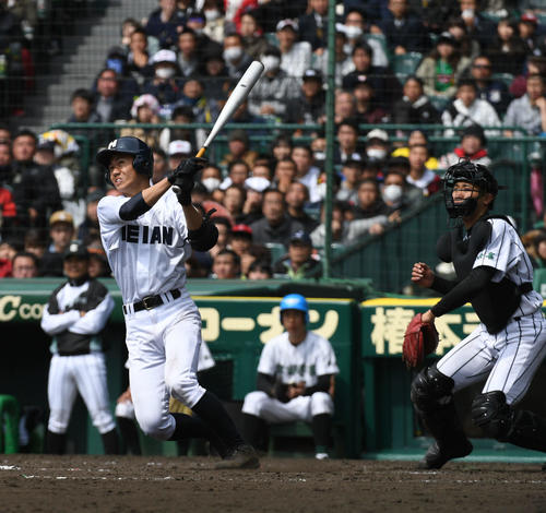 11回表龍谷大平安1死一、二塁、奥村真大は適時二塁打を放つ(撮影・渦原淳)