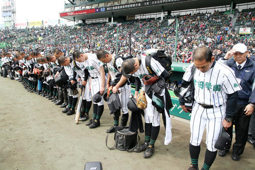 龍谷大平安対津田学園 龍谷大平安に敗れた津田学園ナインはグラウンドへ一礼する(撮影・加藤哉)