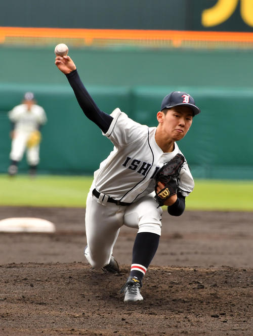 石岡一対盛岡大付 先発し力投する石岡一・岩本(撮影・柴田隆二)