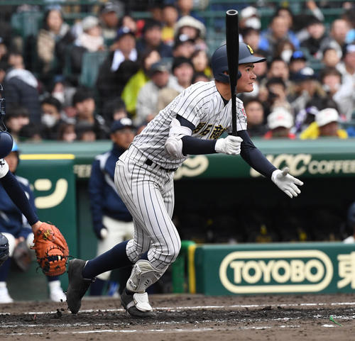 明石商対大分　4回表明石商1死、、中森俊介は中越え本塁打を放つ（撮影・奥田泰也）