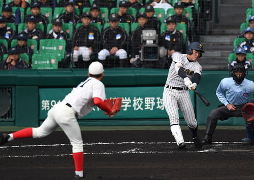 智弁和歌山対明石商　1回裏明石商無死、右越えに先頭打者本塁打を放つ来田（撮影・和賀正仁）