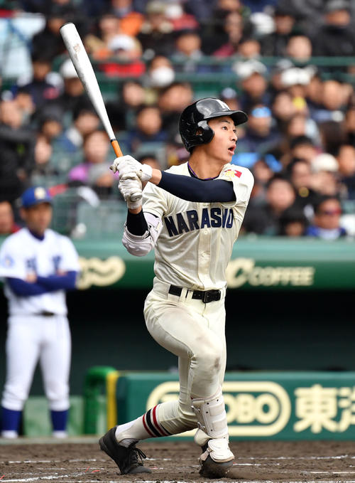 習志野対明豊　8回表習志野無死、右越え本塁打を放つ桜井（撮影・横山健太）