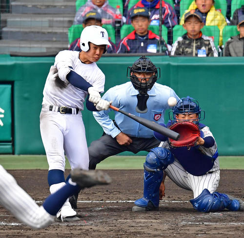 明石商対東邦　7回裏東邦2死一、二塁、中越えの先制3点本塁打を放つ吉納翼（撮影・清水貴仁）