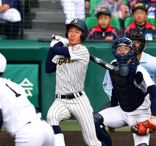 明石商対東邦　8回表明石商2死二塁、右越え2点本塁打を放つ安藤碧（撮影・清水貴仁）