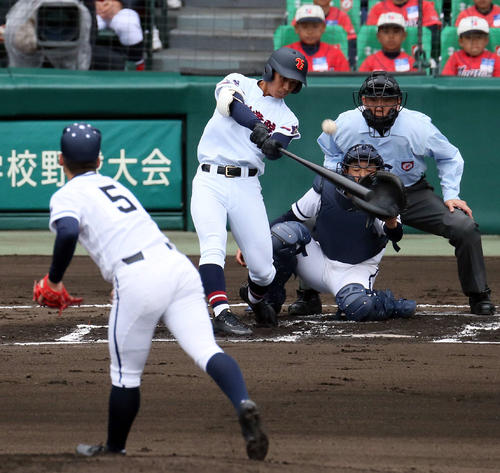 第91回選抜高等学校野球大会　札幌第一対山梨学院　1回裏山梨学院1死、菅野秀斗は右越えに先制ソロ本塁打を放つ。投手山田翔太（撮影・栗木一考）