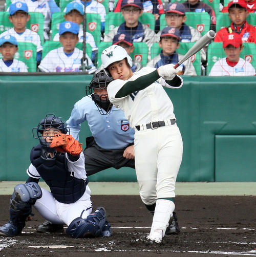 高松商対市和歌山　1回裏市和歌山2死、緒方隆之介は左中間へ先制ソロ本塁打を放つ（撮影・栗木一考）