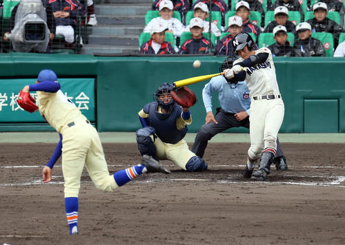 習志野対星稜　9回表習志野1死、兼子将太朗は左越えにソロ本塁打を放つ。投手奥川恭伸（撮影・栗木一考）