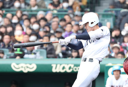 東邦対広陵　3回表東邦無死、石川昂弥は左越え本塁打を放つ（撮影・白石智彦）