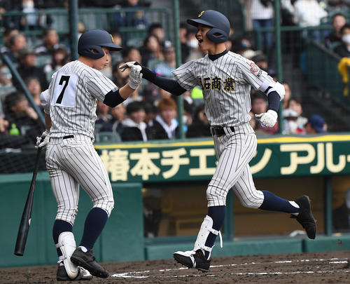 明石商対大分　2回表明石商無死、岡田光が左越え本塁打を放ちナインとタッチを交わす（撮影・奥田泰也）