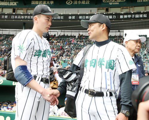 龍谷大平安対津田学園　試合後、前（左）と握手しながら声を掛ける佐川監督（撮影・加藤哉）