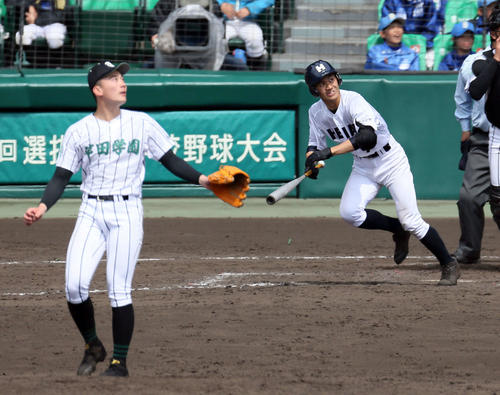 龍谷大平安対津田学園　11回表龍谷大平安1死一、二塁、奥村は左翼線越えに先制適時二塁打を放つ。投手前（撮影・栗木一考）