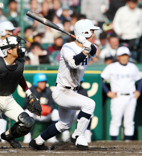 富岡西対東邦 7回裏東邦1死二塁、松井は左前適時打を放つ(撮影・加藤哉)