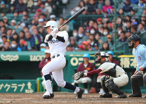 富岡西対東邦 7回裏東邦2死二塁、石川昂弥は中前適時打を放つ(撮影・宮崎幸一)