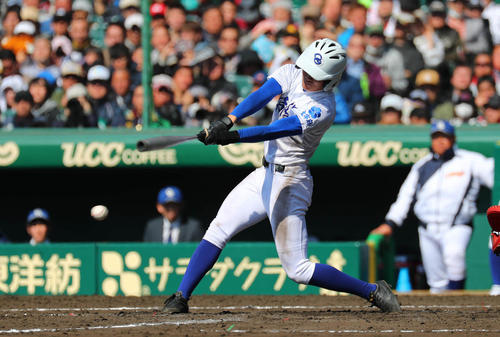 福知山成美対筑陽学園 4回裏筑陽学園2死一、三塁、福島悠介は左前同点適時打を放つ(撮影・宮崎幸一)=2019年3月26日、甲子園球場