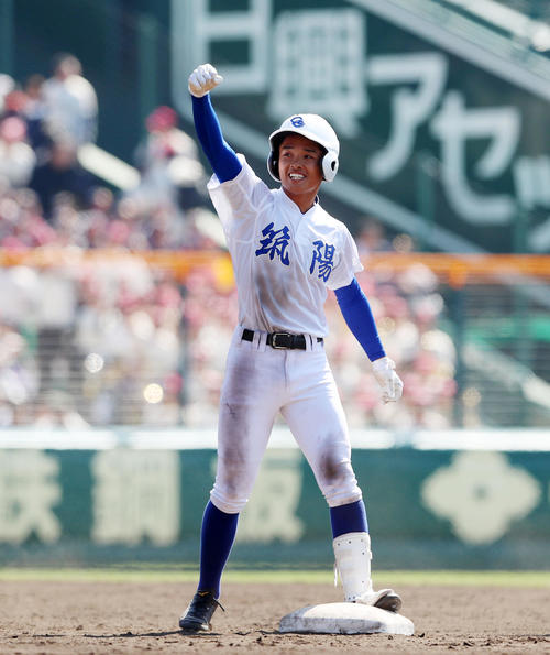 福知山成美対筑陽学園 7回裏筑陽学園2死二塁、野田は中越え適時二塁打を放ちベンチに向かってガッツポーズを見せる(撮影・加藤哉)