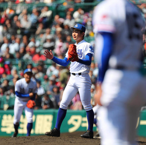 福知山成美対筑陽学園 9回表福知山成美攻撃終了、完投勝利を挙げた筑陽学園の西雄大は手をたたく(撮影・宮崎幸一)