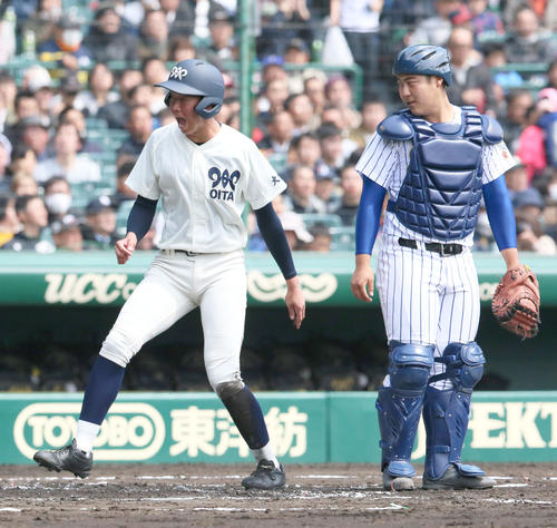松山聖陵対大分　1回裏大分1死一、二塁、中尾拓士の右適時二塁打で小手川巧（左）が生還し2－0とする、右は捕手の岸田明翔（撮影・上山淳一）