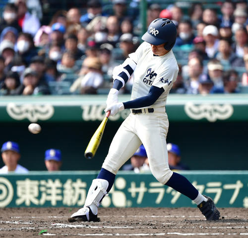 松山聖陵対大分　8回裏大分1死満塁、右前へ2点適時打を放ち貴重な追加点をあげる安藤陽斗（撮影・清水貴仁）