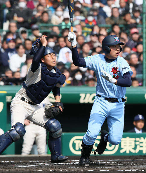 啓新対桐蔭学園　1回表啓新1死二塁、穴水芳喜は先制の右越え三塁打を放つ、捕手は清水聖（撮影・上山淳一）