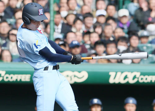 啓新対桐蔭学園　1回表啓新1死三塁、竹原翔は左前適時打を放ち2－0とする（撮影・上山淳一）