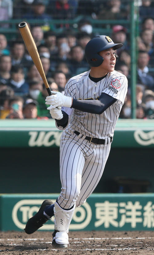 国士舘対明石商　2回裏明石商2死満塁、来田涼斗は右前2点適時打を放つ（撮影・上山淳一）
