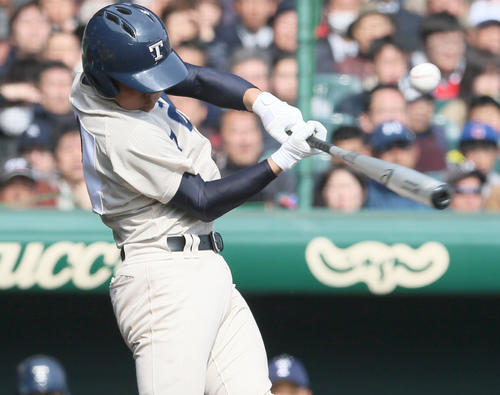 啓新対桐蔭学園　2回裏桐蔭学園2死一、三塁、清水聖は二塁に適時打を放ち1－3とする（撮影・上山淳一）